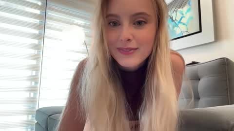 ellykeyofficial online show from May 3, 8:04 pm