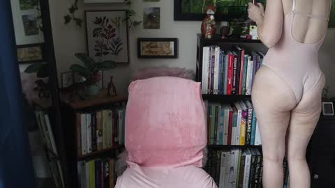 Elly Naomi online show from January 10, 3:25 pm