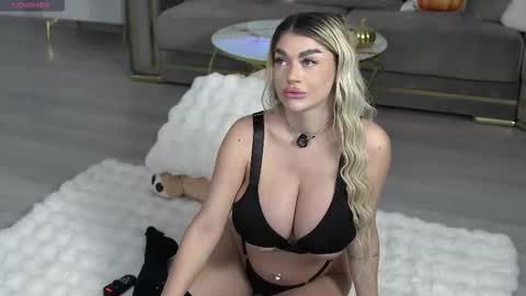 Snapshot of ellyxxxelly chatting on October 13, 5:02 pm Elly online show from October 13, 5:02 pm