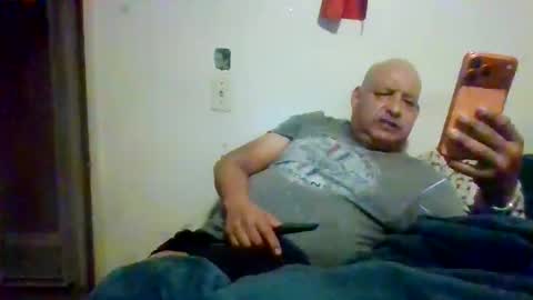 Snapshot of elmario24 chatting on October 15, 8:25 am elmario24 online show from October 15, 8:25 am