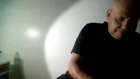 Snapshot of elmario24 chatting on October 28, 10:19 am elmario24 online show from October 28, 10:19 am