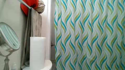 Snapshot of elmario24 chatting on December 2, 10:42 am elmario24 online show from December 2, 10:42 am