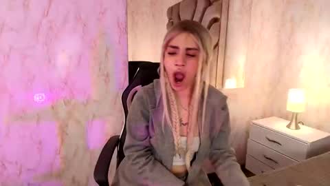 Elodie  online show from April 10, 1:05 pm