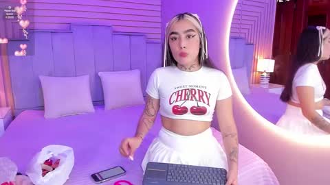 Snapshot of elodie_walker chatting on February 11, 12:05 pm Elodie online show from February 11, 12:05 pm