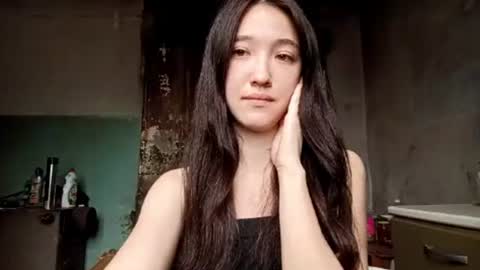 Snapshot of elouisevallian chatting on June 21, 2:14 am Elara online show from June 21, 2:14 am