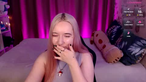 Snapshot of elovinora chatting on December 18, 6:57 pm Ela give me a thumbs up if you like it  and this is important for the development of the account online show from December 18, 6:57 pm