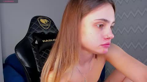 Snapshot of elsa_carterr chatting on October 16, 11:00 am elsa_carterr online show from October 16, 11:00 am