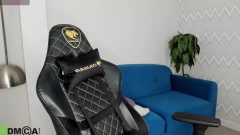 Snapshot of elsa_carterr chatting on October 20, 8:37 am elsa_carterr online show from October 20, 8:37 am