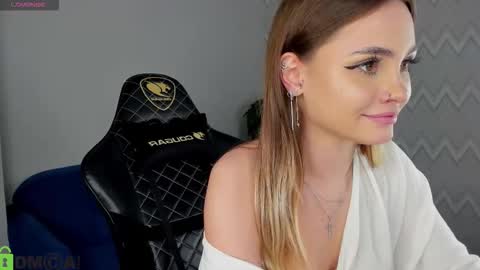 Snapshot of elsa_carterr chatting on November 3, 11:22 am elsa_carterr online show from November 3, 11:22 am