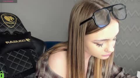 Snapshot of elsa_carterr chatting on November 11, 2:17 pm elsa_carterr online show from November 11, 2:17 pm