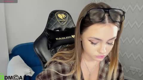 Snapshot of elsa_carterr chatting on November 12, 1:11 pm elsa_carterr online show from November 12, 1:11 pm