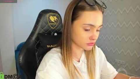 Snapshot of elsa_carterr chatting on November 25, 9:42 am elsa_carterr online show from November 25, 9:42 am