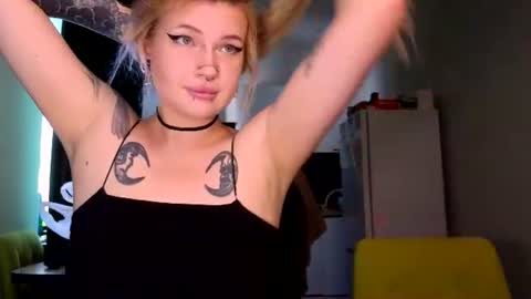 Snapshot of elvenmilk chatting on July 20, 7:44 am Ciri online show from July 20, 7:44 am
