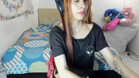 Snapshot of ely_slim chatting on October 13, 12:43 am Elizabeth online show from October 13, 12:43 am
