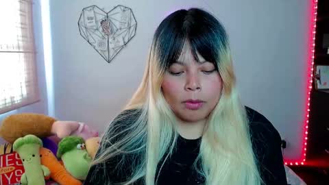 Snapshot of elymoon chatting on December 17, 6:25 pm Ely online show from December 17, 6:25 pm