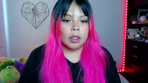 Snapshot of elymoon chatting on January 5, 9:18 pm Ely online show from January 5, 9:18 pm