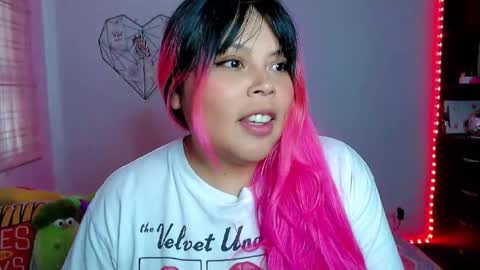 Snapshot of elymoon chatting on January 9, 10:33 pm Ely online show from January 9, 10:33 pm