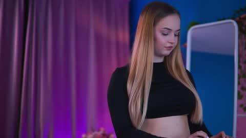 Elyssa online show from April 13, 6:35 pm