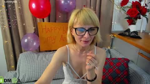 Snapshot of elzaglower chatting on March 3, 5:42 am Elza online show from March 3, 5:42 am