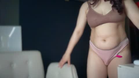 Snapshot of ema_lov3 chatting on July 18, 2:05 am Ema Love online show from July 18, 2:05 am