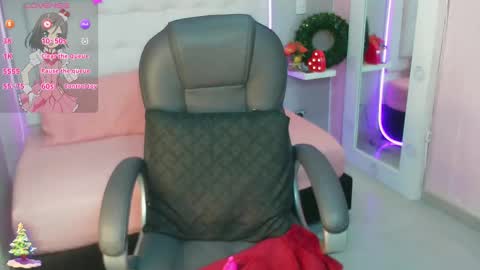 Snapshot of emalinda__hills chatting on December 26, 12:16 pm EMA online show from December 26, 12:16 pm