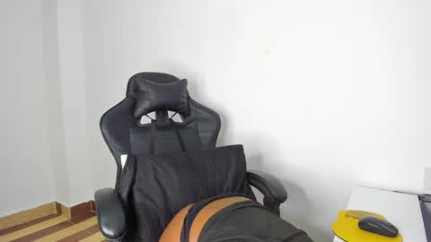 Snapshot of emattaylor chatting on January 22, 11:12 am . online show from January 22, 11:12 am