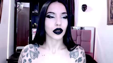 Snapshot of emearld_black chatting on December 20, 7:22 am Emerald Black online show from December 20, 7:22 am