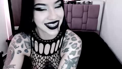 Snapshot of emearld_black chatting on February 9, 6:26 pm Emerald Black online show from February 9, 6:26 pm