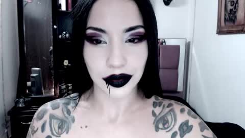 Snapshot of emearld_black chatting on October 28, 6:06 am Emerald Black online show from October 28, 6:06 am