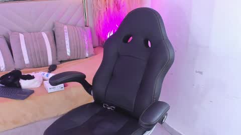 Emily  online show from December 12, 8:47 am