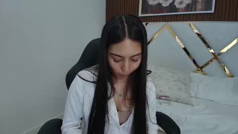 Snapshot of emelie_ch_ chatting on December 3, 2:19 am Emily online show from December 3, 2:19 am