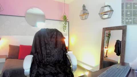 Snapshot of emeralda_co chatting on October 23, 1:10 pm Esmeralda online show from October 23, 1:10 pm