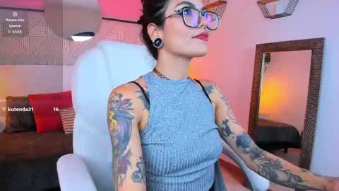 Snapshot of emeralda_co chatting on November 12, 1:33 pm Esmeralda online show from November 12, 1:33 pm