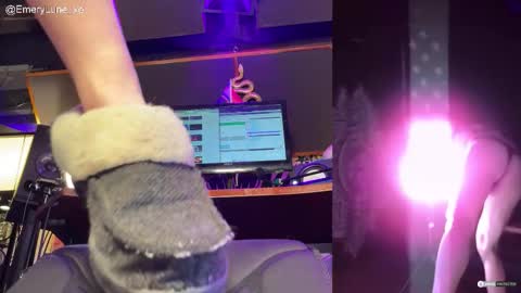 Snapshot of emerylune_xo chatting on October 11, 4:44 am Emery Lune online show from October 11, 4:44 am