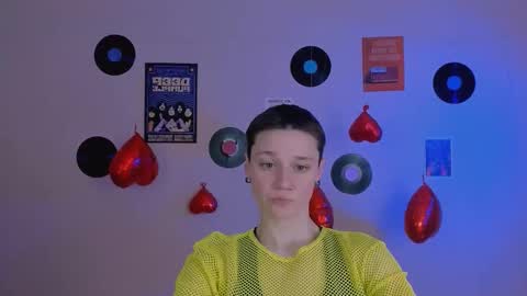 Snapshot of emi_fade chatting on February 19, 9:27 am emi_fade online show from February 19, 9:27 am