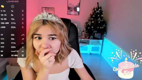 Snapshot of emi_joy chatting on January 6, 9:54 pm Emily follow me online show from January 6, 9:54 pm