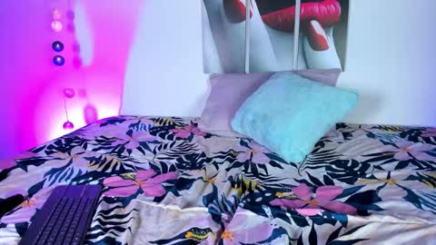 emiili_clark online show from March 28, 4:23 am