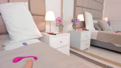 EMILY ROBERTS online show from March 7, 6:24 am