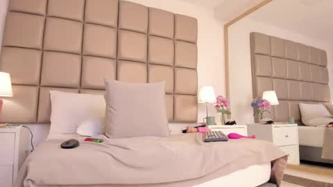 EMILY ROBERTS online show from March 8, 6:21 am