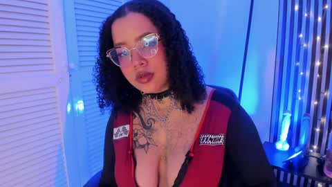 Snapshot of emiilycollins1 chatting on December 12, 4:48 am online show from December 12, 4:48 am