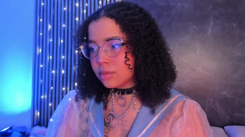 Snapshot of emiilycollins1 chatting on December 13, 7:32 pm online show from December 13, 7:32 pm