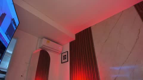 Snapshot of emiilycollins1 chatting on December 18, 9:29 pm online show from December 18, 9:29 pm