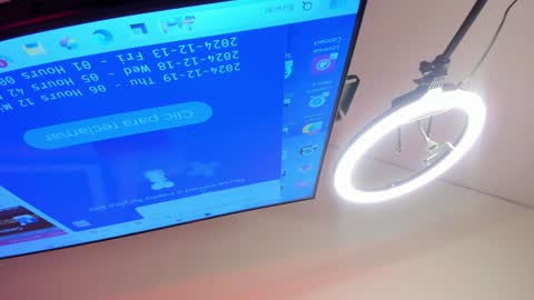 Snapshot of emiilycollins1 chatting on December 20, 3:14 am online show from December 20, 3:14 am