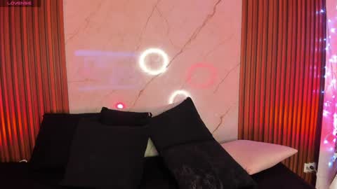 Snapshot of emiilycollins1 chatting on December 26, 10:20 pm online show from December 26, 10:20 pm