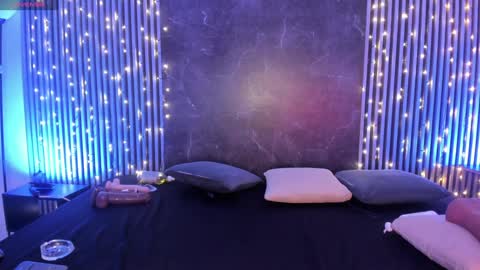 Snapshot of emiilycollins1 chatting on December 27, 9:17 am online show from December 27, 9:17 am