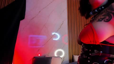 Snapshot of emiilycollins1 chatting on January 20, 8:29 pm online show from January 20, 8:29 pm