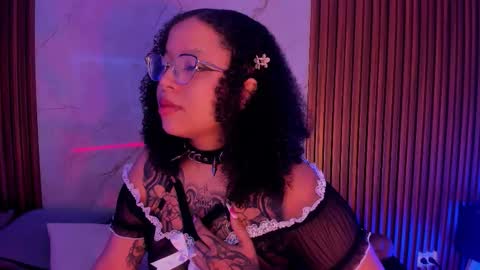 Snapshot of emiilycollins1 chatting on October 26, 2:50 am online show from October 26, 2:50 am