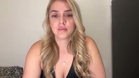 Snapshot of emilelovesyou chatting on November 11, 6:13 am emilelovesyou online show from November 11, 6:13 am