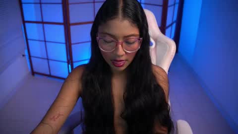 Snapshot of emili_2 chatting on November 15, 1:18 pm Emili online show from November 15, 1:18 pm