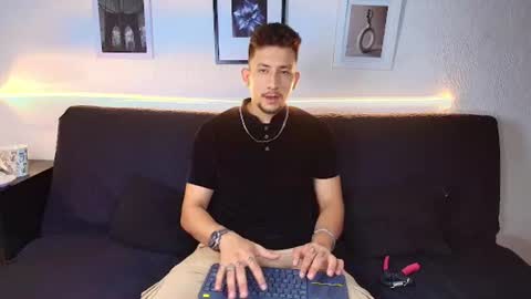 Snapshot of emiliocum_24 chatting on June 27, 3:22 am EMILIOCUM online show from June 27, 3:22 am